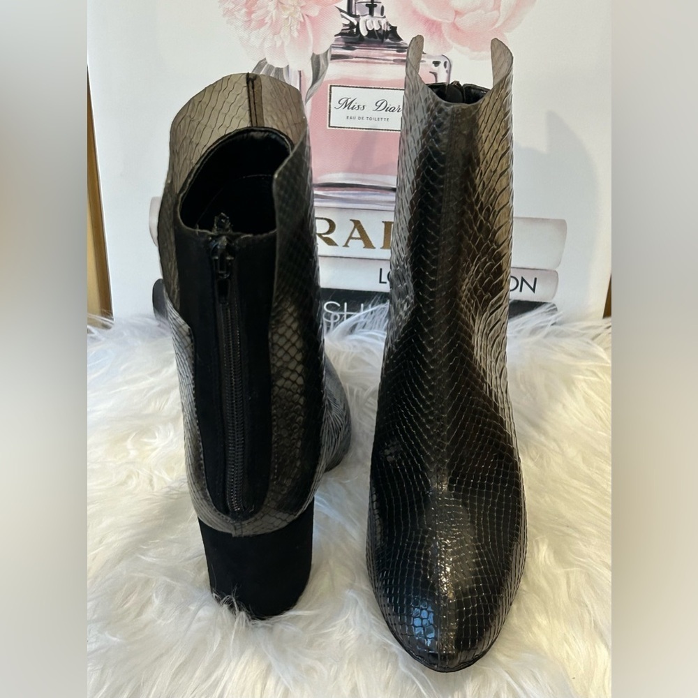 Charles & Keith Black Snakeskin Embossed Ankle Boots Block Heel Size 8 - Picture 5 of 11